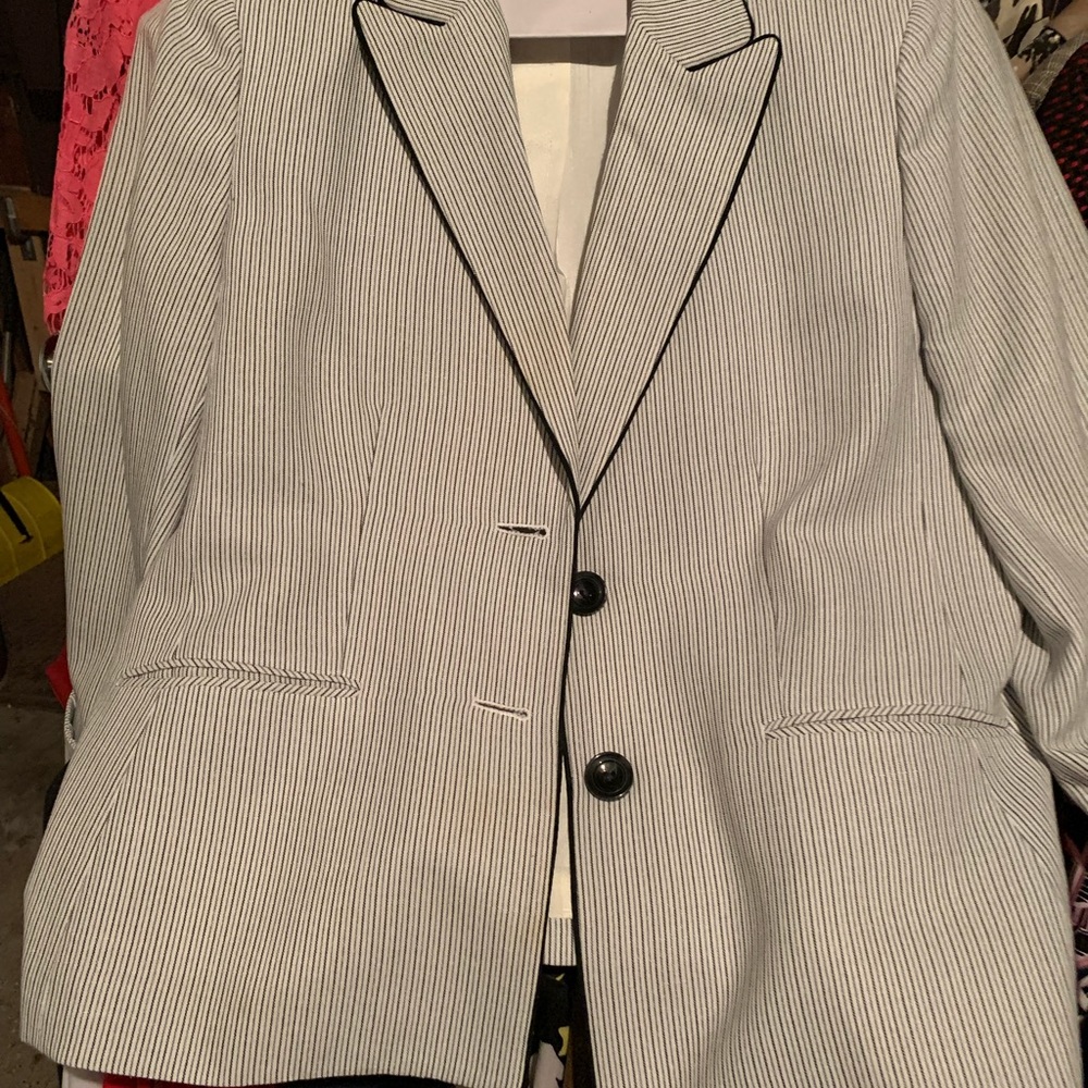 Women’s Bkazers - Picture 15 of 16